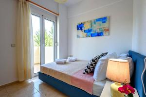 1 dormitorio con cama y ventana grande en Villa MALENA Nature and Sea View, en Psari Forada