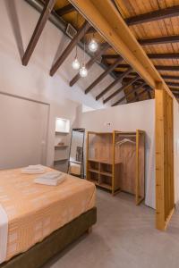 A bed or beds in a room at Casa Leone, cosy apartment overlooking the square