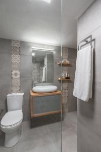A bathroom at Casa Leone, cosy apartment overlooking the square