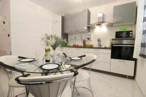 Kuchnia lub aneks kuchenny w obiekcie Apartments Medulin - Orijeta