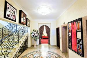 un couloir avec un escalier orné d'un vase de fleurs dans l'établissement Boutique Hotel California, à Odessa