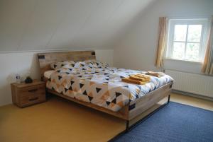 sypialnia z dużym łóżkiem i oknem w obiekcie B&B d'Olle Saks w mieście Eext