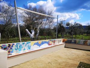 un parque de patinaje con una pared con graffiti. en Gallo Fino en Ricadi