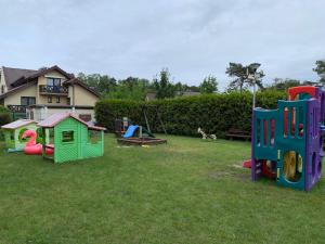un patio con juegos infantiles en el césped en APARTAMENT AST en Władysławowo