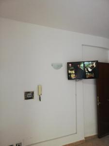Televízia a/alebo spoločenská miestnosť v ubytovaní Callipigia