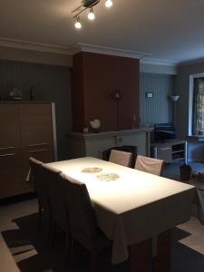 een keuken met een tafel en stoelen in een kamer bij Apartment Hertstraat in Oostende