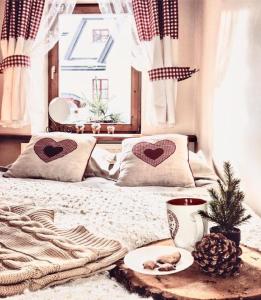 1 dormitorio con 1 cama con 2 almohadas de corazones en Apartament Jaworzyna, en Zakopane