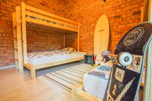 เตียงในห้องที่ Surf Camp