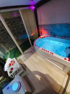Scilla's Dream في سيلا: حمام مع حوض كبير في الغرفة