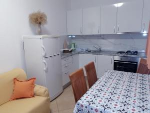 Kuchyňa alebo kuchynka v ubytovaní Apartmani Stipan