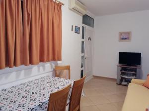 Televízia a/alebo spoločenská miestnosť v ubytovaní Apartmani Stipan