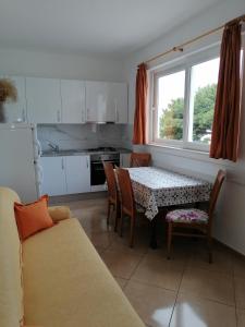 Kuchyňa alebo kuchynka v ubytovaní Apartmani Stipan