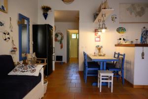 テウル・シュル・メールにあるAppartamento vista mareのキッチン、ダイニングルーム(テーブル、椅子付)