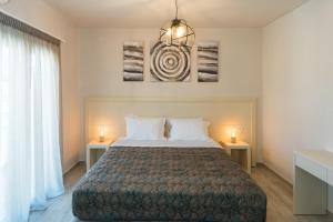 カシオピにあるAria Suitesのベッドルーム1室(大型ベッド1台、テーブル2台、シャンデリア付) +37枚の写真