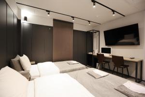 Un pat sau paturi într-o cameră la boutique hotel k Dongdaemun