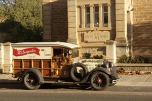 una vecchia auto parcheggiata di fronte a un edificio di Gawler Heritage Accommodation a Gawler