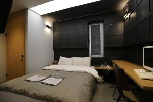 Una cama o camas en una habitación de boutique hotel k Dongdaemun