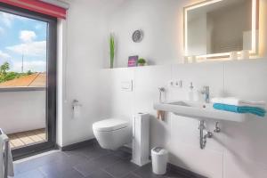 Koupelna v ubytování Hafenspitze Heiligenhafen No4 + 12 fotografií