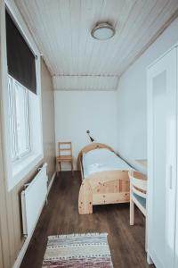 Een bed of bedden in een kamer bij By The River Hostel