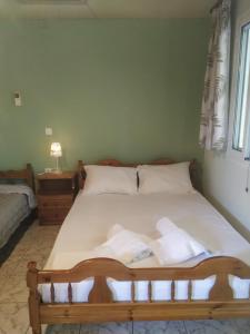 Postel nebo postele na pokoji v ubytování Eirini house