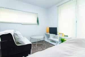 Televízia a/alebo spoločenská miestnosť v ubytovaní Base Hanegi Apartment