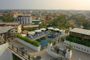 Vista ariale su un resort con piscina e sedie di HARI Residence & Spa a Siem Reap