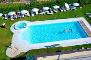 Вид на бассейн в Hatelier Garda Home by Enjoy Garda Hotel или окрестностях