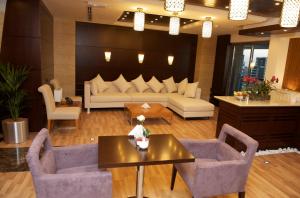 Гостиная зона в Grand Bellevue Hotel Apartment Dubai