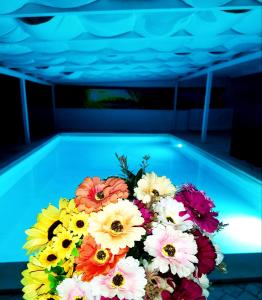 um ramo de flores em frente a uma piscina em la perla dello ionio em Satriano