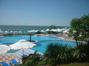 Вид на бассейн в Sineva Beach Hotel - All Inclusive или окрестностях
