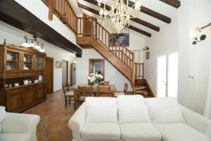 un soggiorno con divano bianco e tavolo di Villa las Tinajas Luxury a Nerja