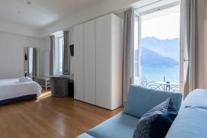 1 dormitorio con cama y vistas al océano en Lac Hotel en Melide