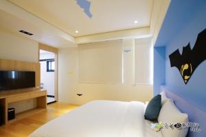 馬公市的住宿－宸楓民宿，卧室配有白色的床和电视。
