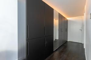une chambre avec des armoires noires et un couloir dans l'établissement B5 Loft Duplex 175Blo-Paris Convention, à Paris