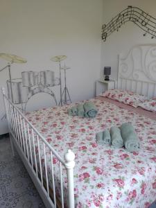 una camera da letto con una culla con cuscini di B&B La Quercia a San Gregorio