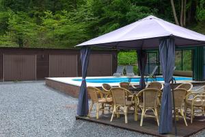 Patio nebo venkovní prostory v ubytování Auberge de la Lesse