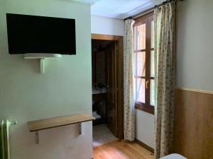 ハカにあるHotel Charleの壁に薄型テレビが備わる客室です。