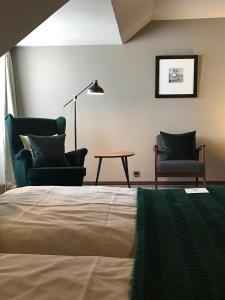 オスナブリュックにあるHaus Rahenkampのベッドルーム1室(椅子2脚、ベッド1台、テーブル付)