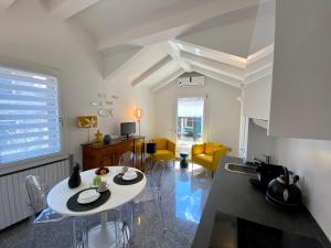 a kitchen and living room with a table and chairs at Santa Maria Formosa in Venice