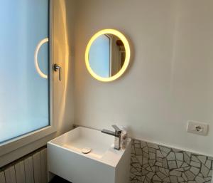 ヴェネツィアにあるSanta Maria Formosaの洗面台と鏡のあるバスルーム +20枚の写真