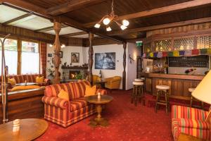 una sala de estar con un sofá y una mesa en BaseCamp Hotel, en Zermatt