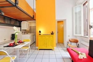 eine Küche mit einem gelben Schrank in einem Zimmer in der Unterkunft Welcome to Trastevere in Rom
