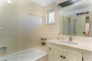 Vannituba majutusasutuses FLH Balaia Village Apartment with Pool I +7 fotot