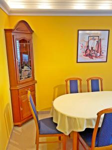 巴拉頓菲賴德的住宿－Fured Apartments II.，黄色的用餐室配有桌椅