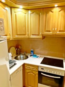 巴拉頓菲賴德的住宿－Fured Apartments II.，一个带木制橱柜和水槽的厨房