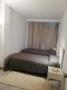Dormitorio pequeño con cama y mesa en Marbella House Apartamento Duplex 55, en Marbella