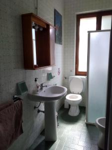 San GregorioにあるB&B La Querciaのバスルーム(洗面台、トイレ付)