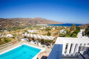 a view of a swimming pool and the ocean at Nicolas in Órmos