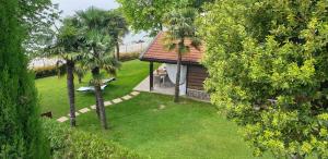 - une vue aérienne sur une maison avec des palmiers dans l'établissement Residence Villalsole, à San Felice del Benaco