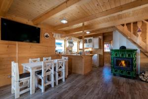 een woonkamer met een tafel en een fornuis bij Arctic House in Dolný Kubín